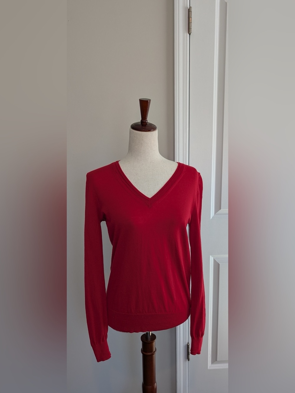 Banana Republic Women’s 100% Merino Wool V-Neck Sweater Red Size Small